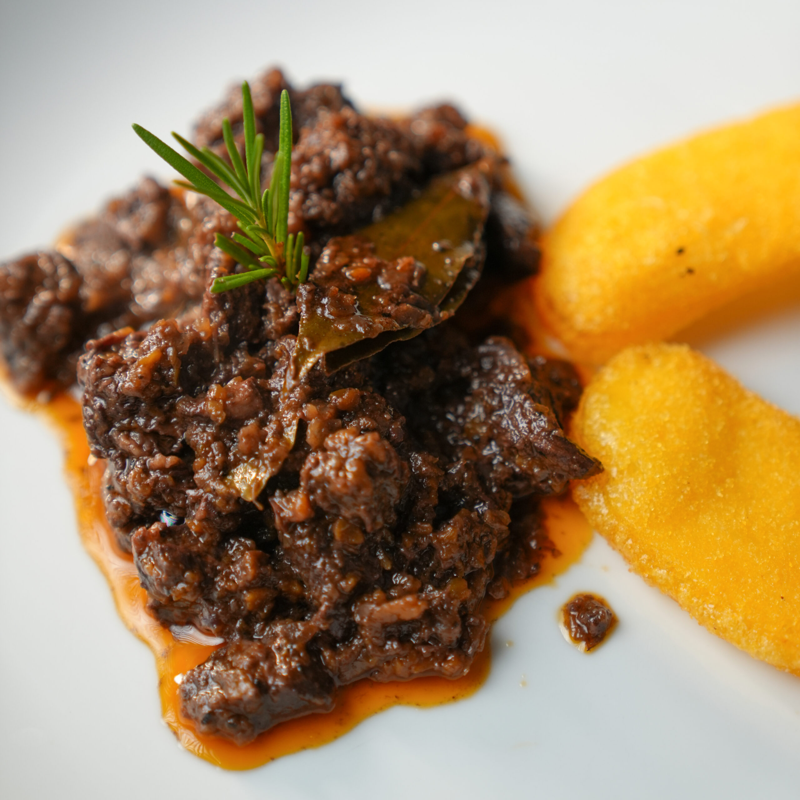 Cinghiale alla maremmana con polenta fritta