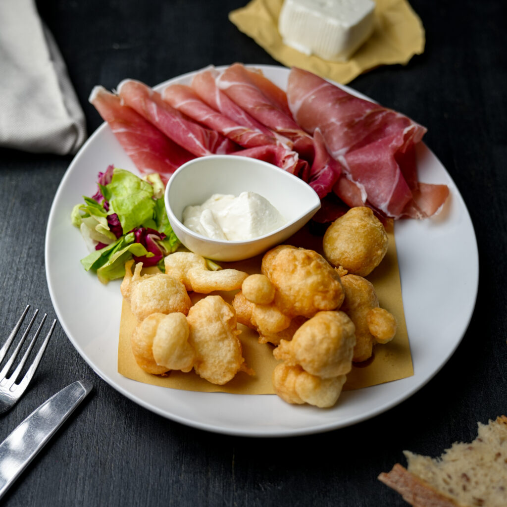 Coccoli con prosciutto crudo e stracchino