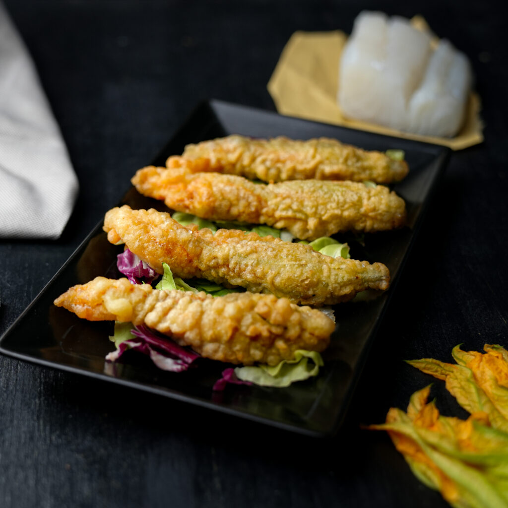 Fiori di zucca fritti ripieni con crema di ceci e baccalà