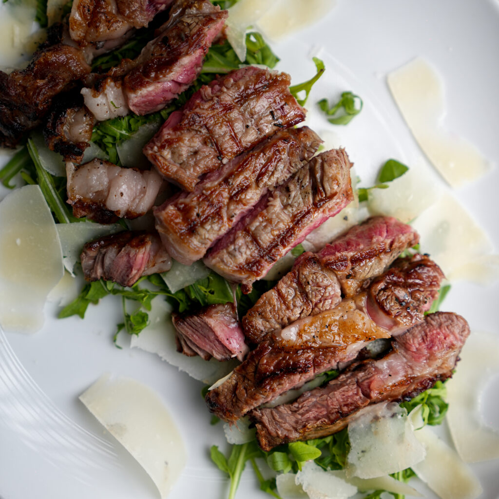 Tagliata di costola di bistecca con rucola e grana
