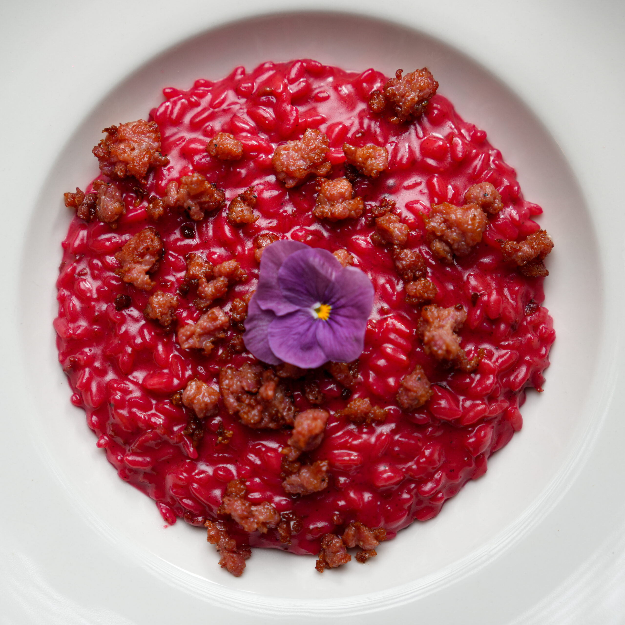 Risotto con barbabietola, salsiccia e noci