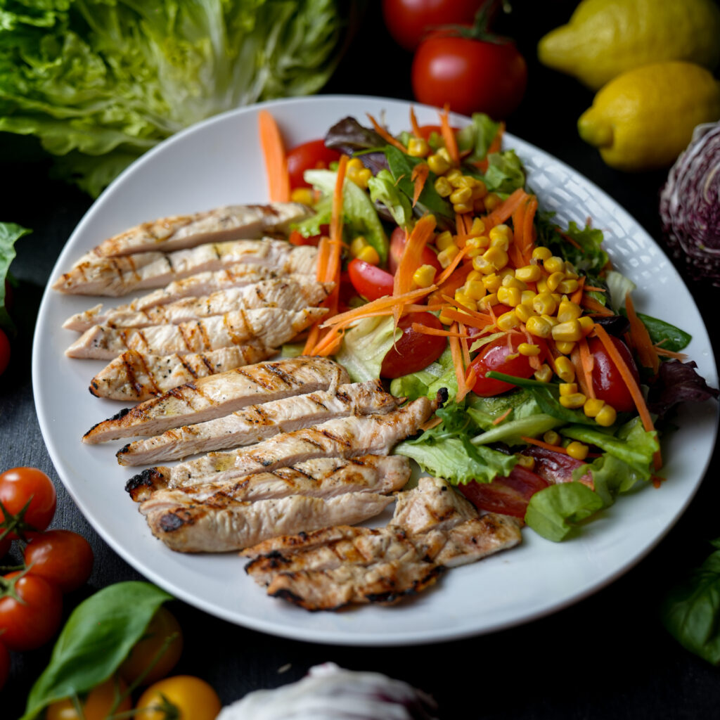 Tagliata di pollo alla griglia con insalata