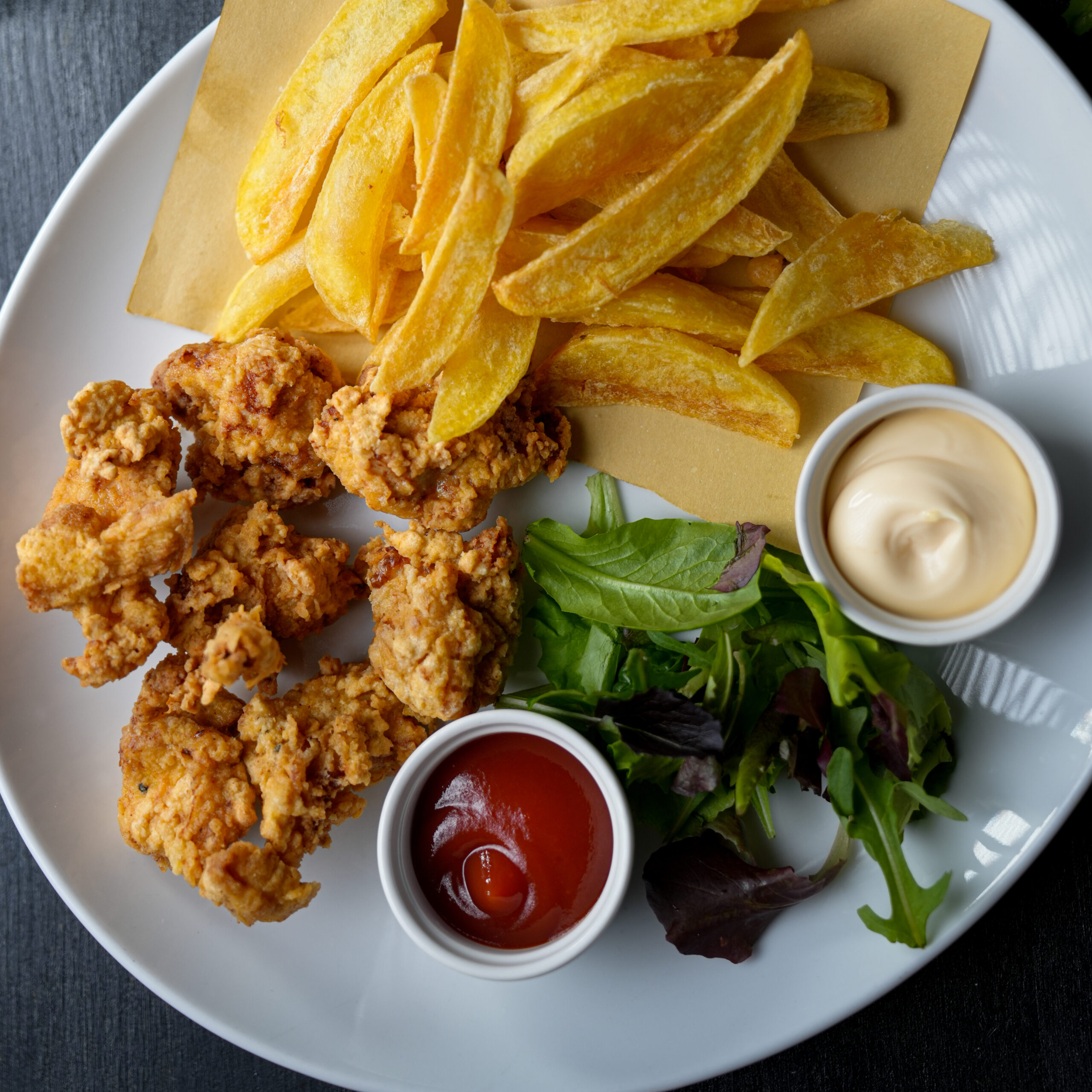Fritto di pollo con patate fritte